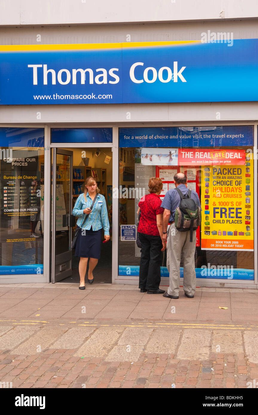 Thomas Cook Reisebüro mit Menschen Schaufensterbummel in Norwich Norfolk Uk Stockfoto