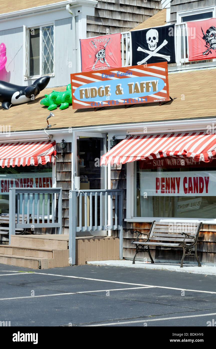 Außenseite des Fudge, Salzwasser Taffy und Penny candy Shop in Orleans, Cape Cod USA. Stockfoto