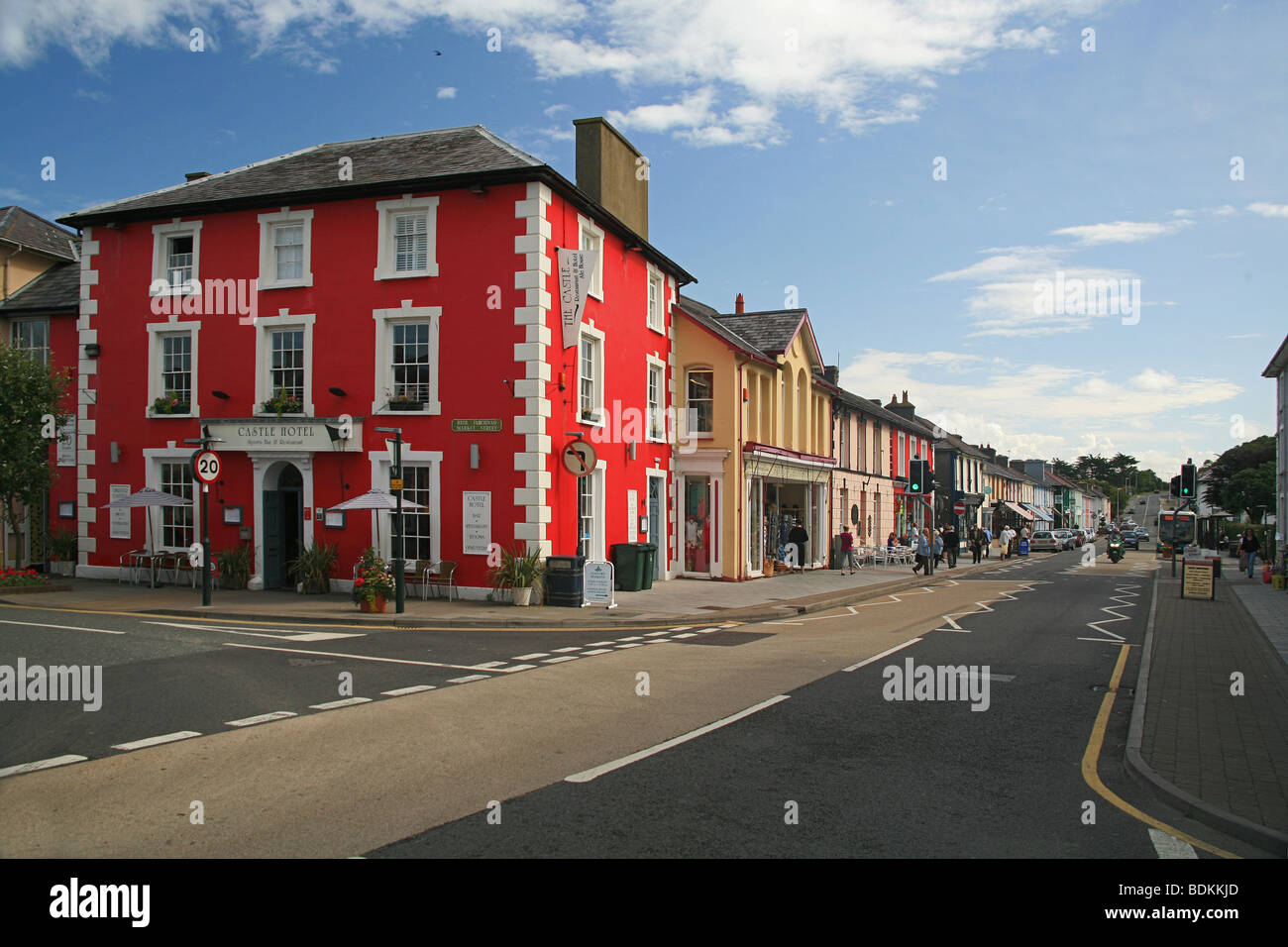 Bunte Geschäfte und Castle Inn in Aberaeron, Ceredigion, West Wales, UK Stockfoto