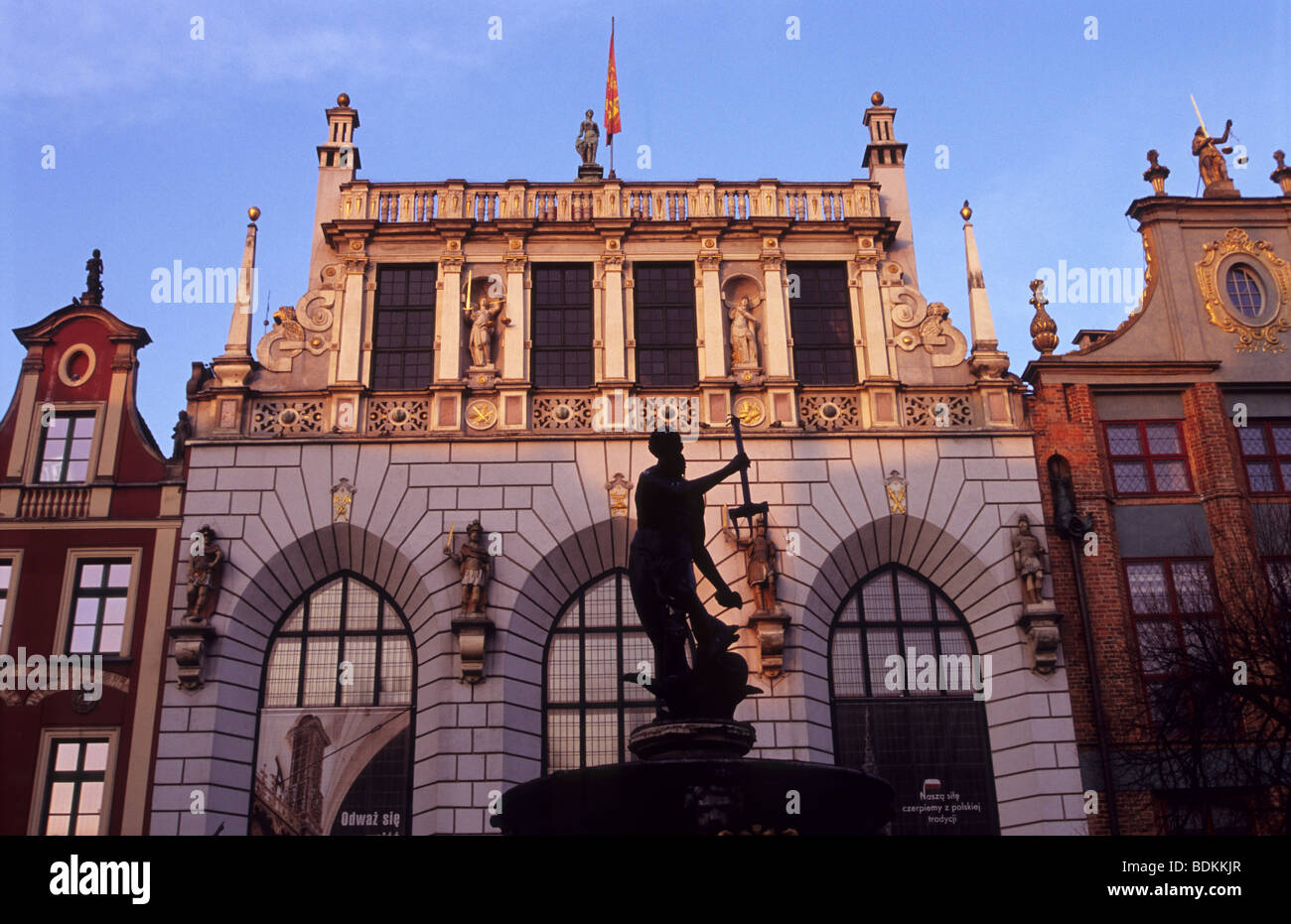 Neptunbrunnen vor Artushof bei Sonnenuntergang, Danzig, Polen Stockfoto