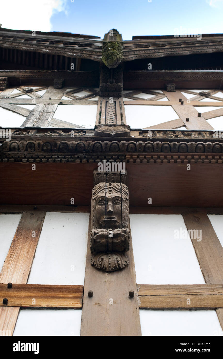 17. Jahrhundert Holz gerahmt Altbau mit geschnitzten Gesichtern, Ludlow, Shropshire, England Stockfoto