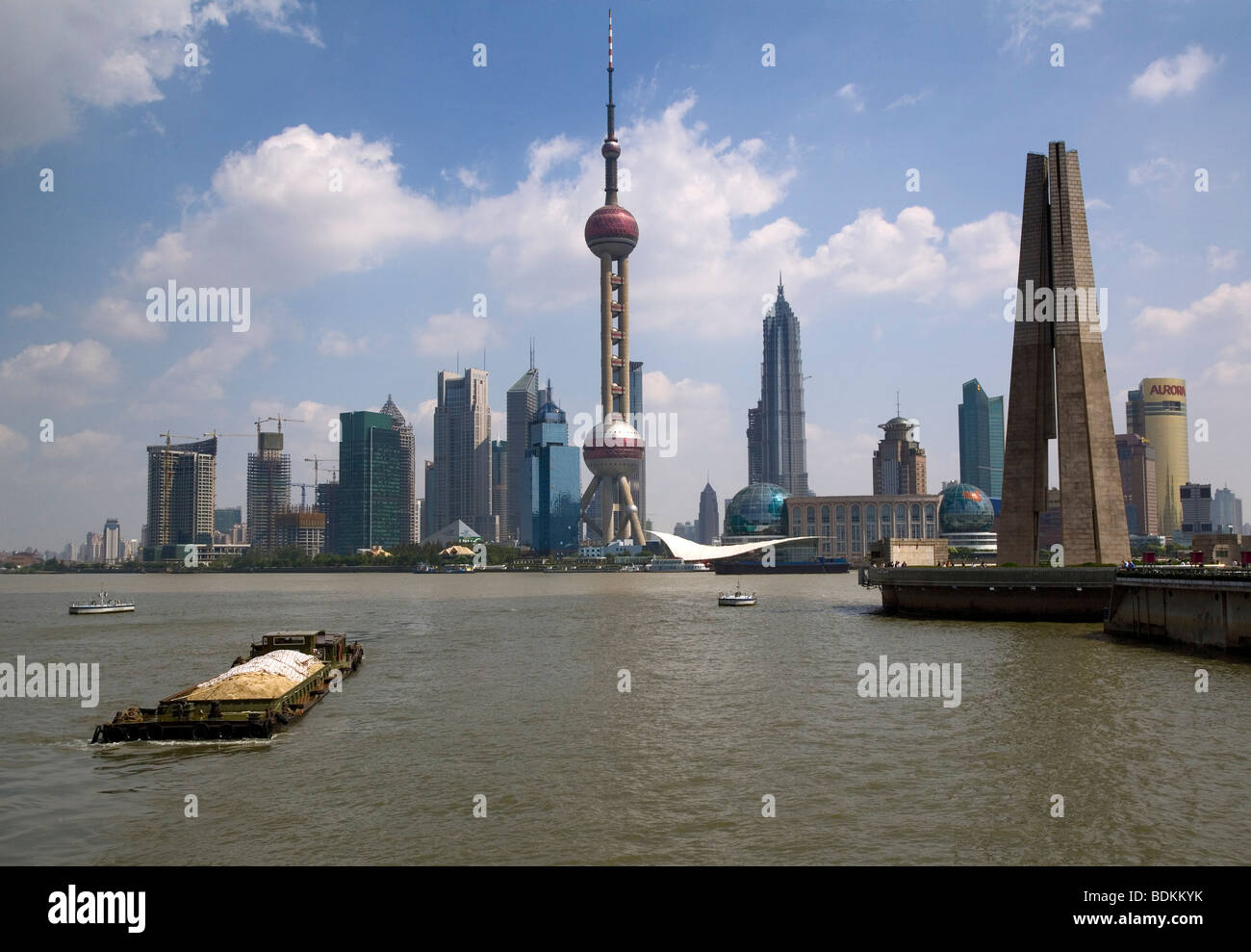 China, Shanghai, Fracht Lastkähne in der Mündung des Flusses Wusong mit Blick auf die Skyline von Pudong über Huangpu Fluss Stockfoto