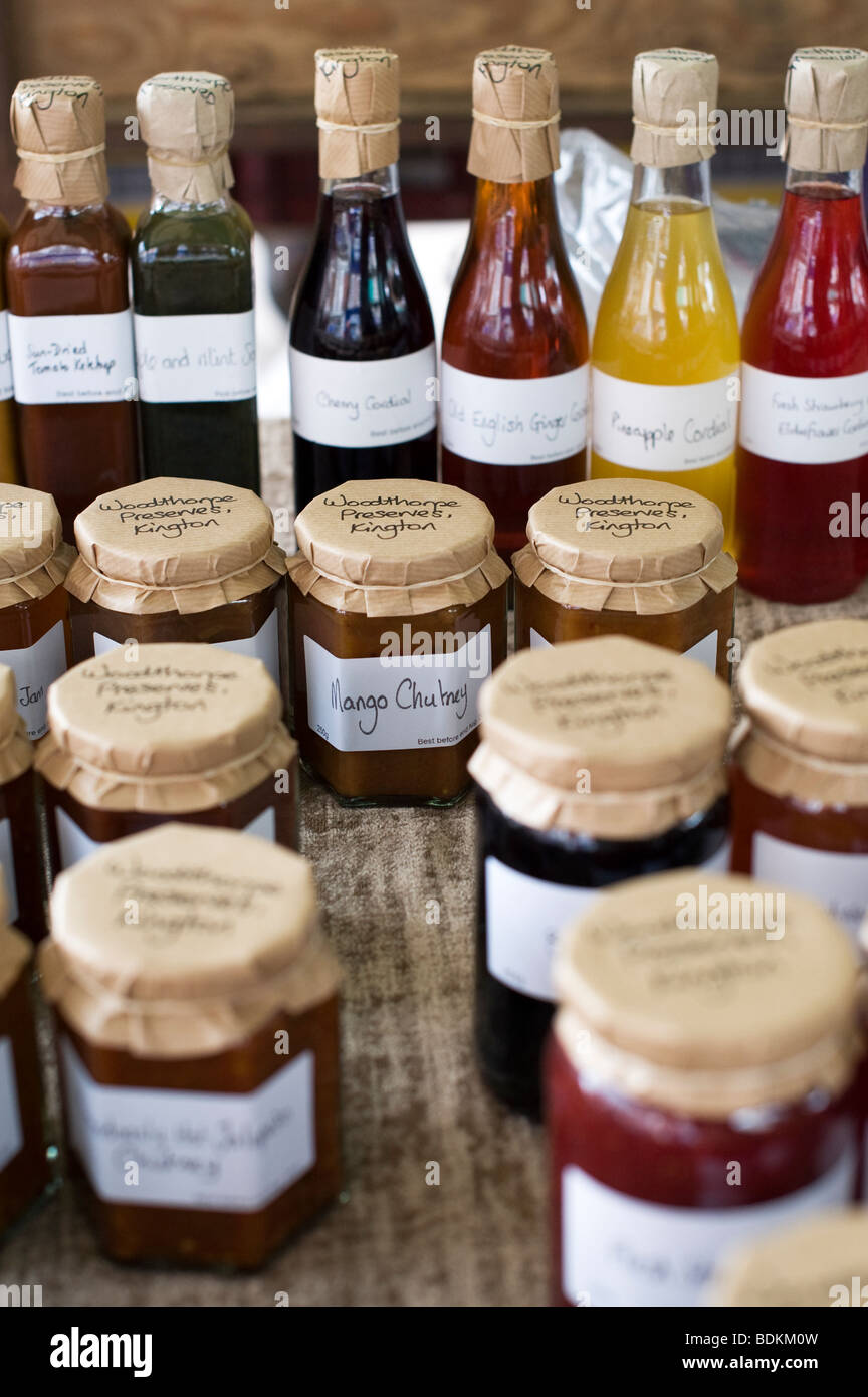 Hausgemachte Marmeladen und Konfitüren auf einem Bauernmarkt stall. Ludlow, Shropshire, England Stockfoto