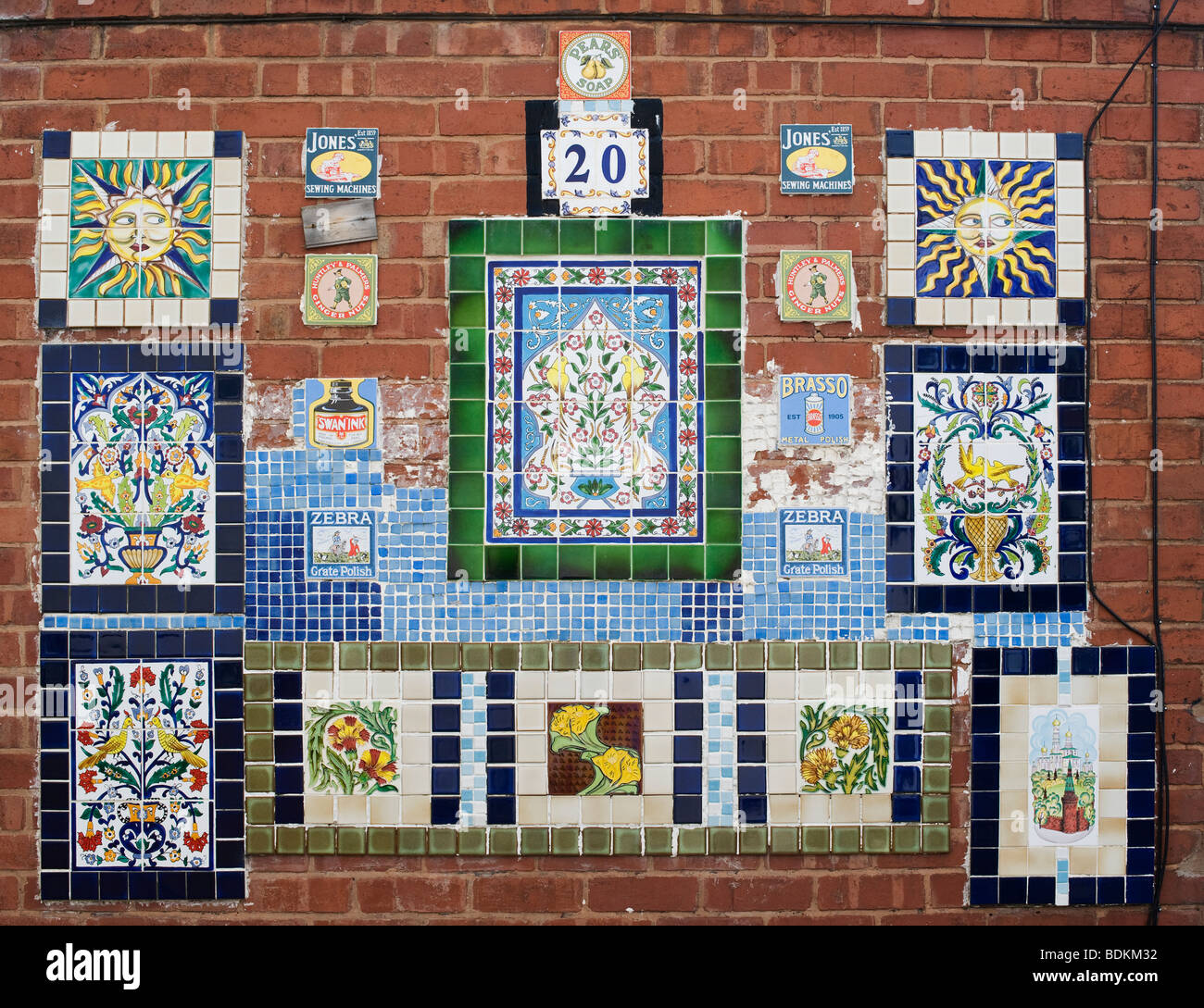 Alte keramische Wandfliesen auf einem Haus Mauer in Ludlow. Shropshire, England Stockfoto