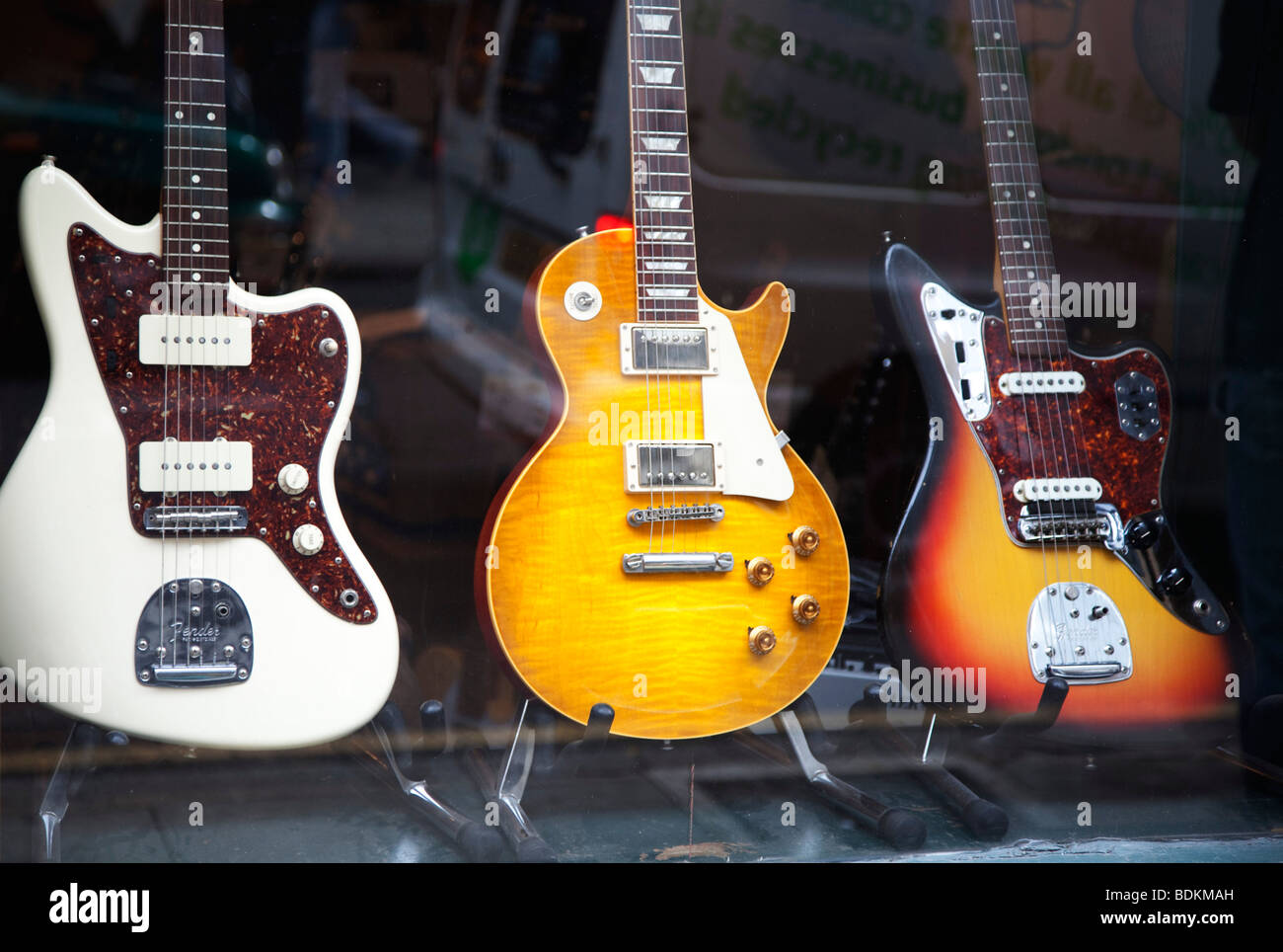 Fender und Gibson-Gitarren. Stockfoto