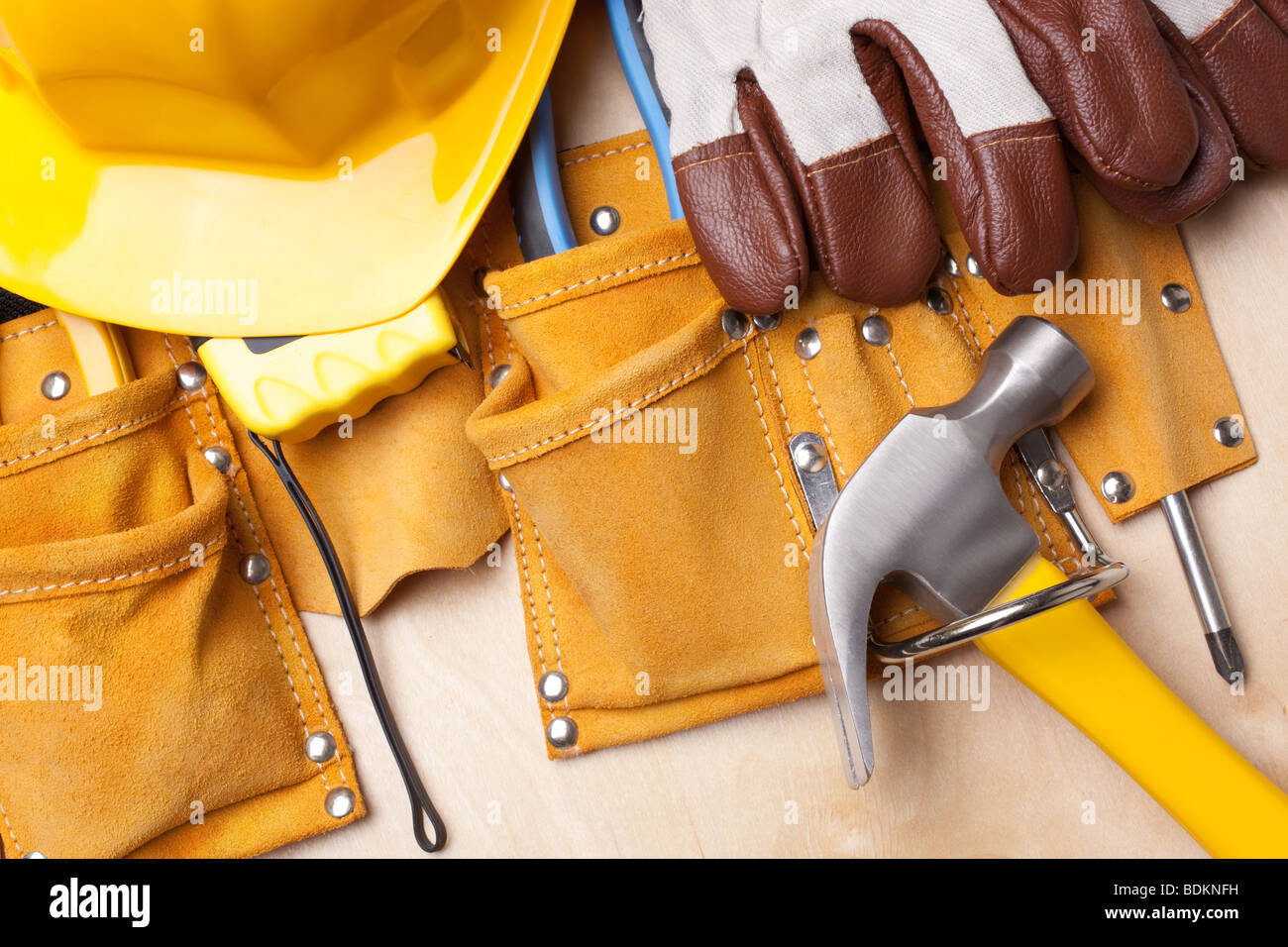 Arbeits- und Schutzkleidung tragen und Werkzeuge. selektiven Fokus Stockfoto