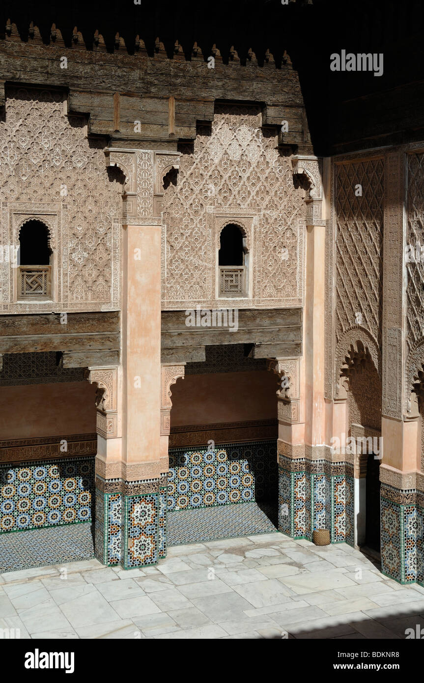 Innendetails Hofmauer & Ali Ben Youssef Medersa (c14th) islamische Hochschule oder Schule, Marrakesch, Marokko Stockfoto