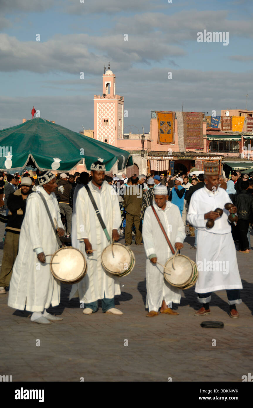 Berber Musiker und Tänzer auf Djemaa El-Fna Platz Djemaa El Fna Marrakesch Marokko Stockfoto