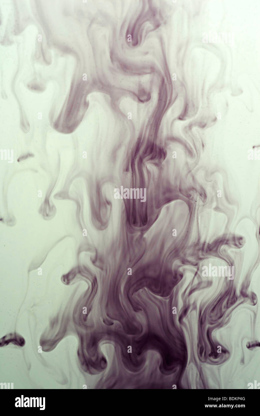 turbulente Strömung von Tinte in Wasser Spritzen demonstriert Stockfoto