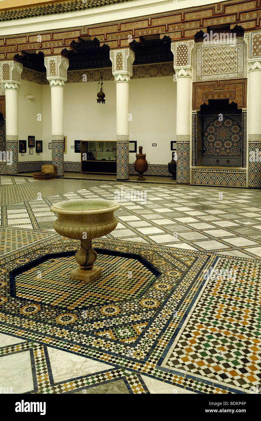 Inneren Hof von Marrakesch Museum, ein ehemaliger Palast; mit gefliesten Böden und Springbrunnen, Marrakesch, Marokko Stockfoto