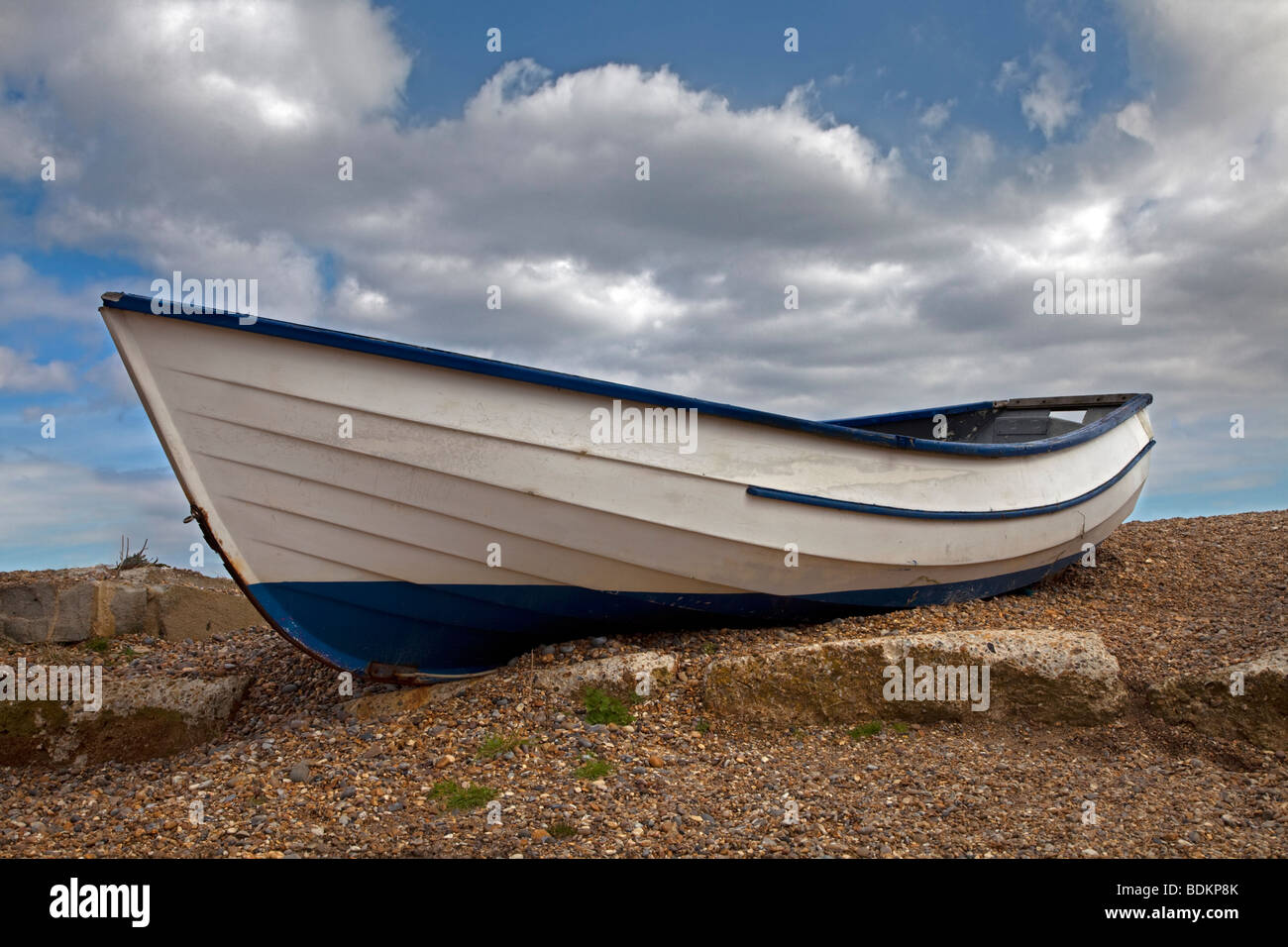 Weiße Ruderboot am Strand, Suffolk Stockfoto