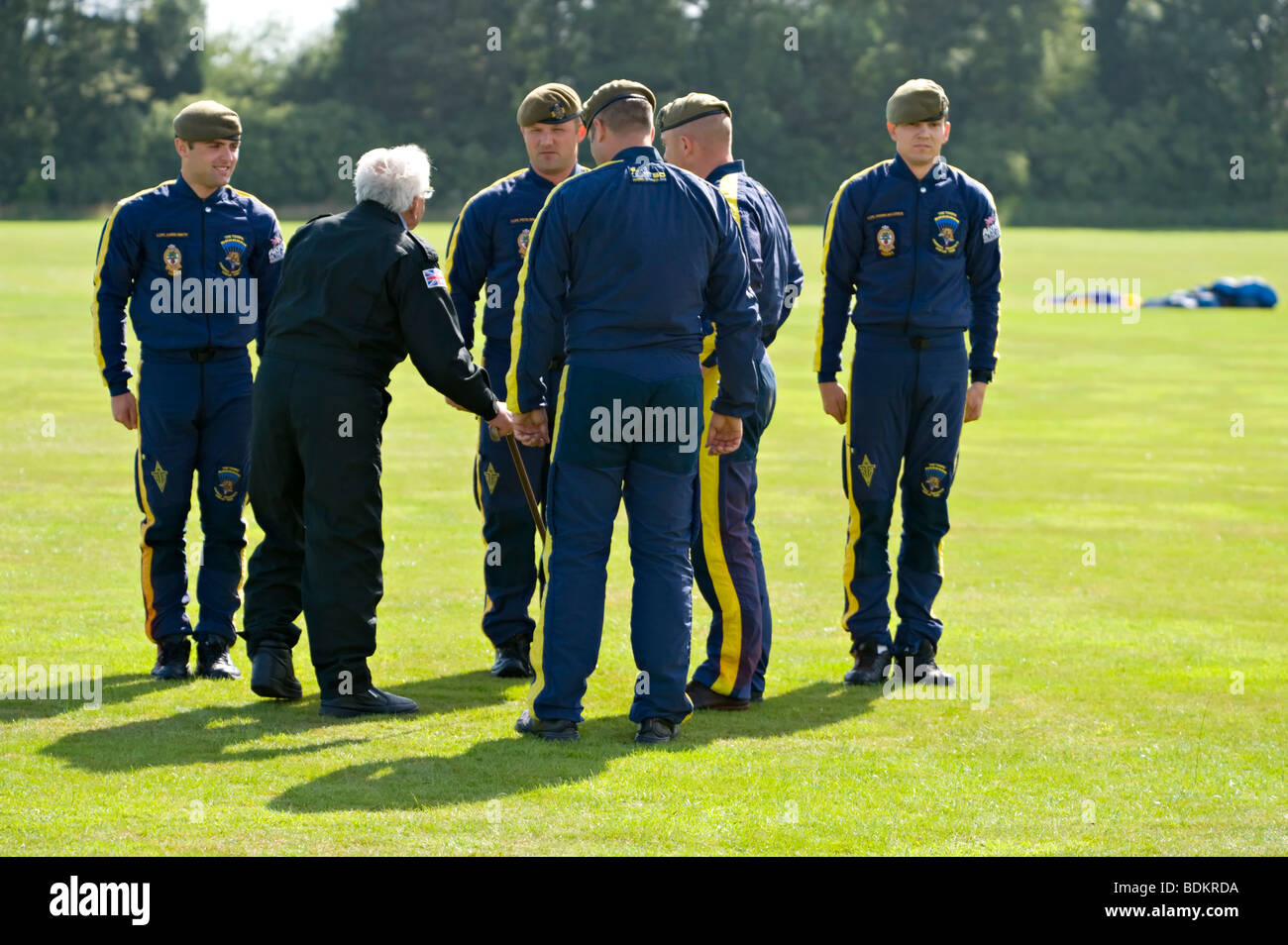 Ehemaligen RAF Serviceman achtzig-acht-Year-Old Tom Lackey trifft Mitglieder der Red Devils-Fallschirm-Team. Stockfoto