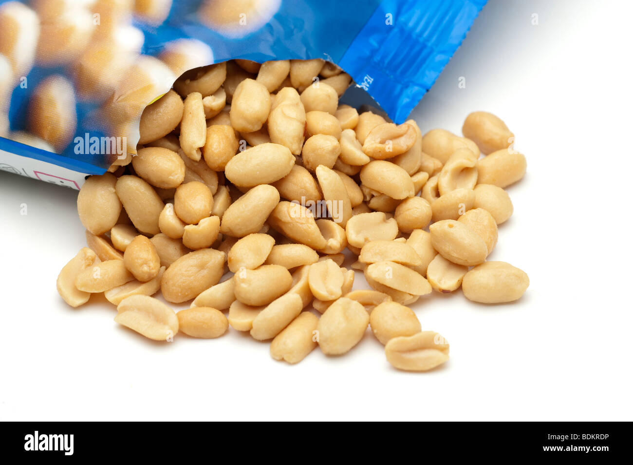 Ein geöffneter Folienverpackung geröstete gesalzene Erdnüsse Stockfoto