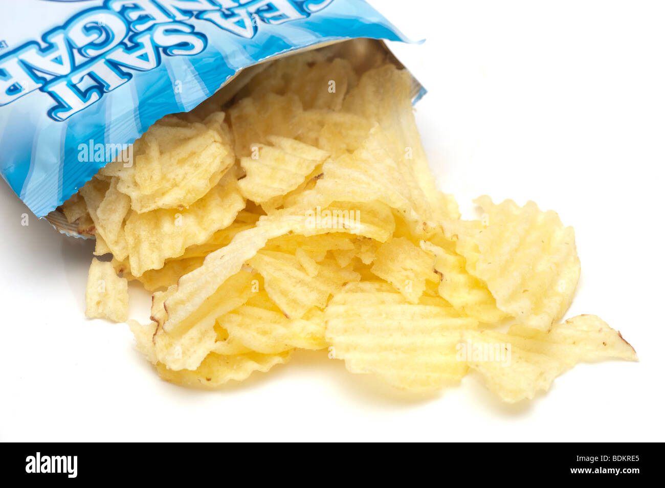 Eine geöffnete Packung "Salz und Essig" Kartoffelchips crinkle Stockfoto