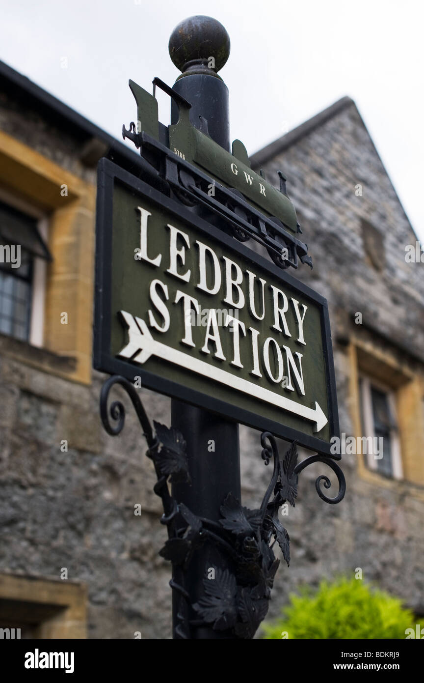 Wegweiser zum Bahnhof Ledbury. Herefordshire, England Stockfoto