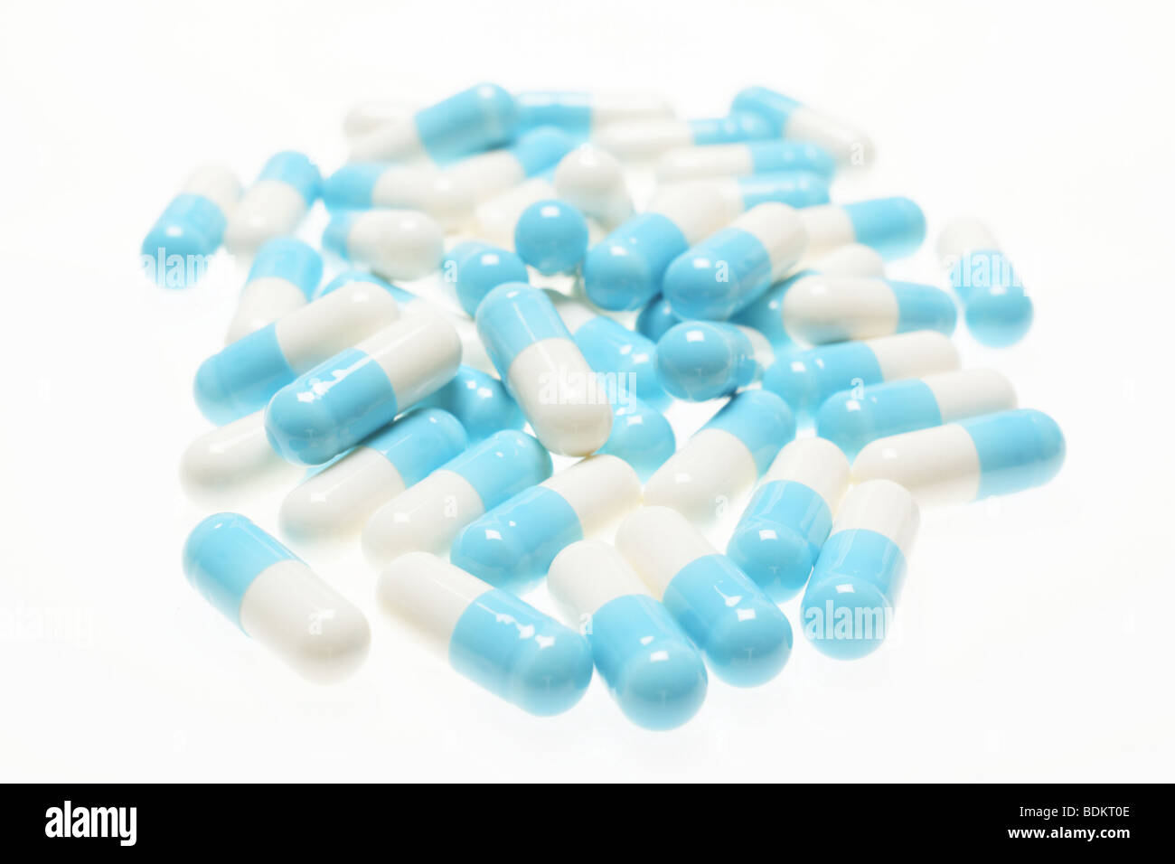 Pillen auf weißem Hintergrund Stockfoto