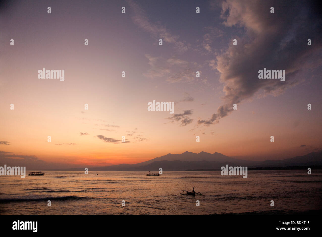 Indonesien, Lombok, Gili Air, Ostküste, Himmel über Gunung Rinjani bei Sonnenaufgang Stockfoto