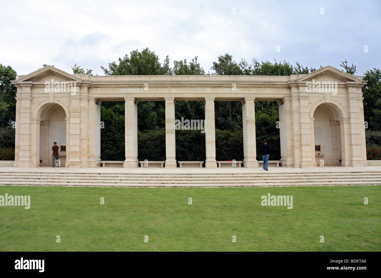 Das Bayeux Denkmal gegenüber dem British War Cemetery, Bayeux Normandie Frankreich. Stockfoto