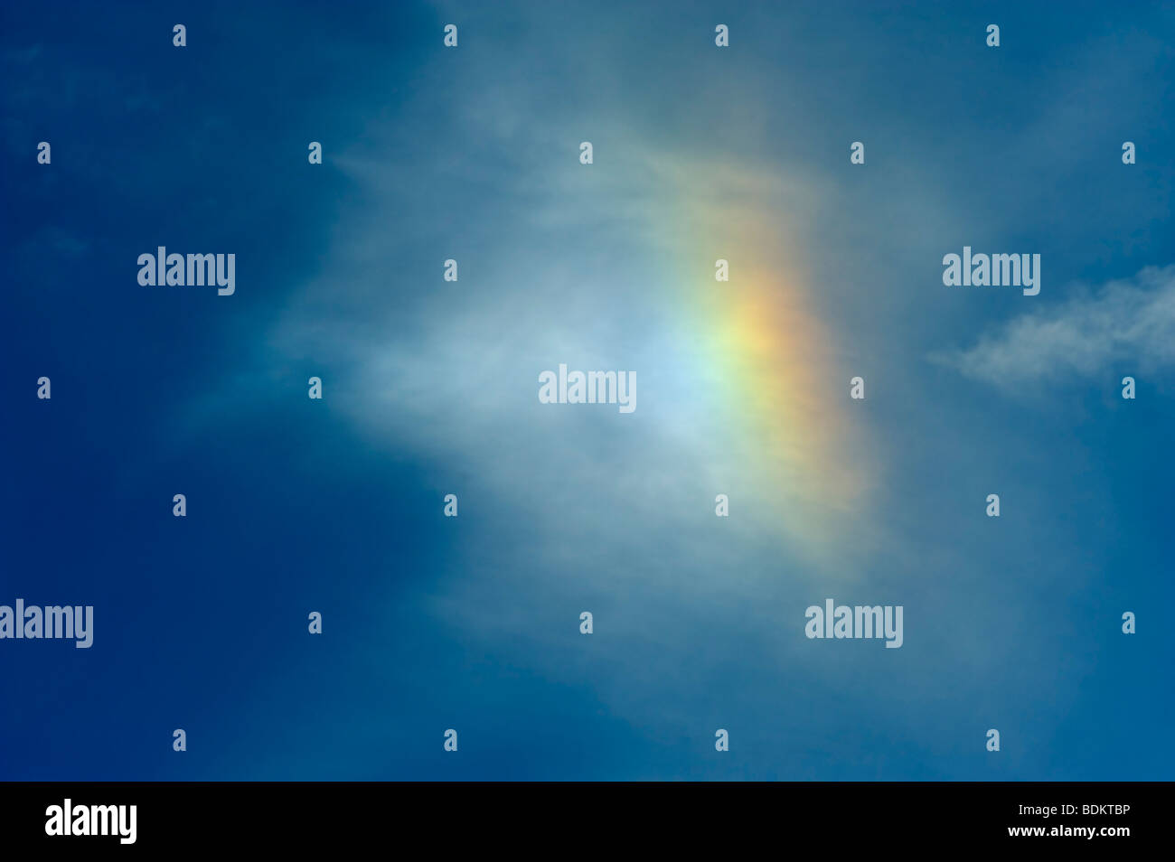 Eine seltene Regenbogen Wolke über Südengland. Stockfoto