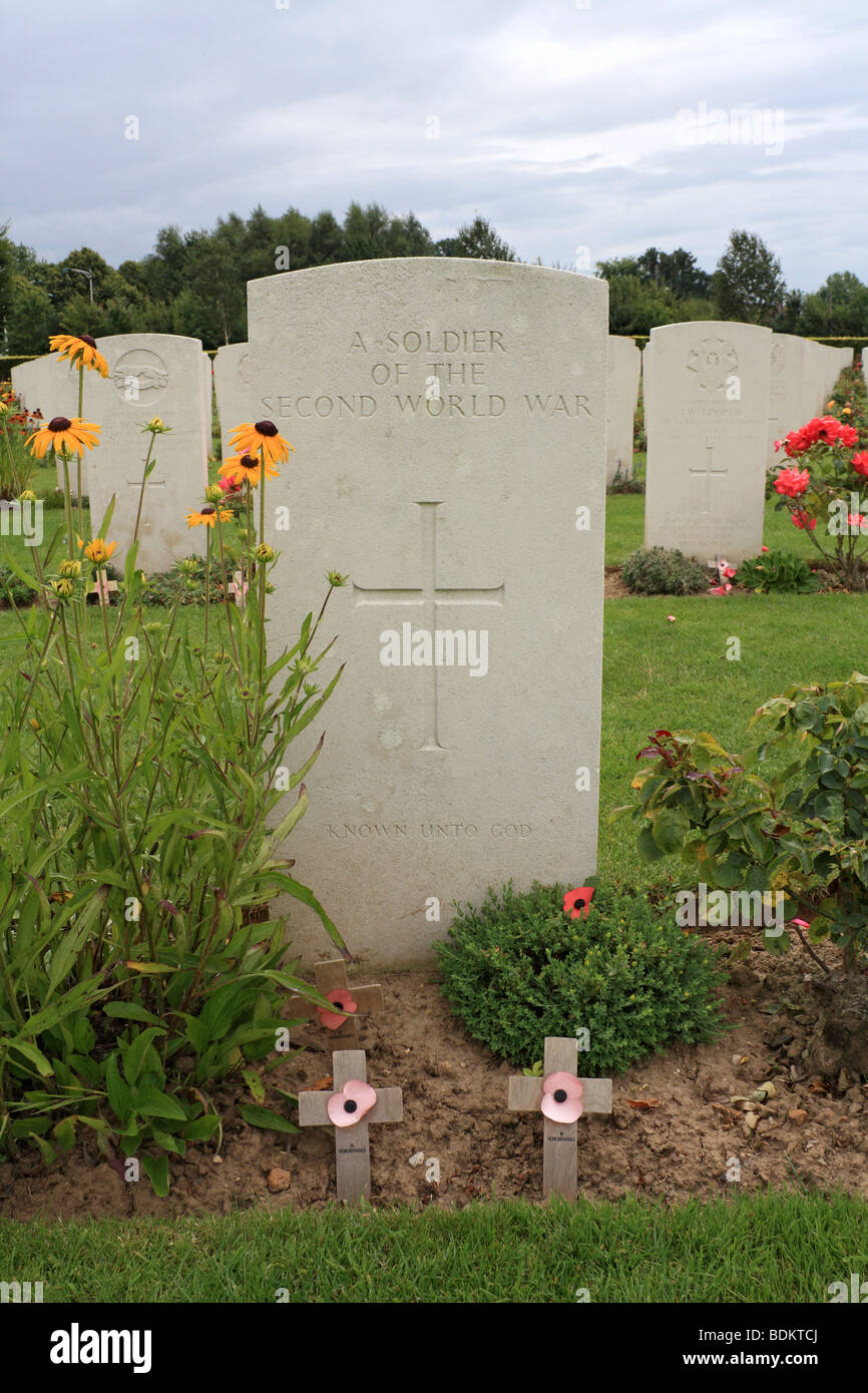 Das Grab des unbekannten Soldaten des zweiten Weltkriegs, bei der British War Cemetery, Bayeux Normandie Frankreich. Stockfoto