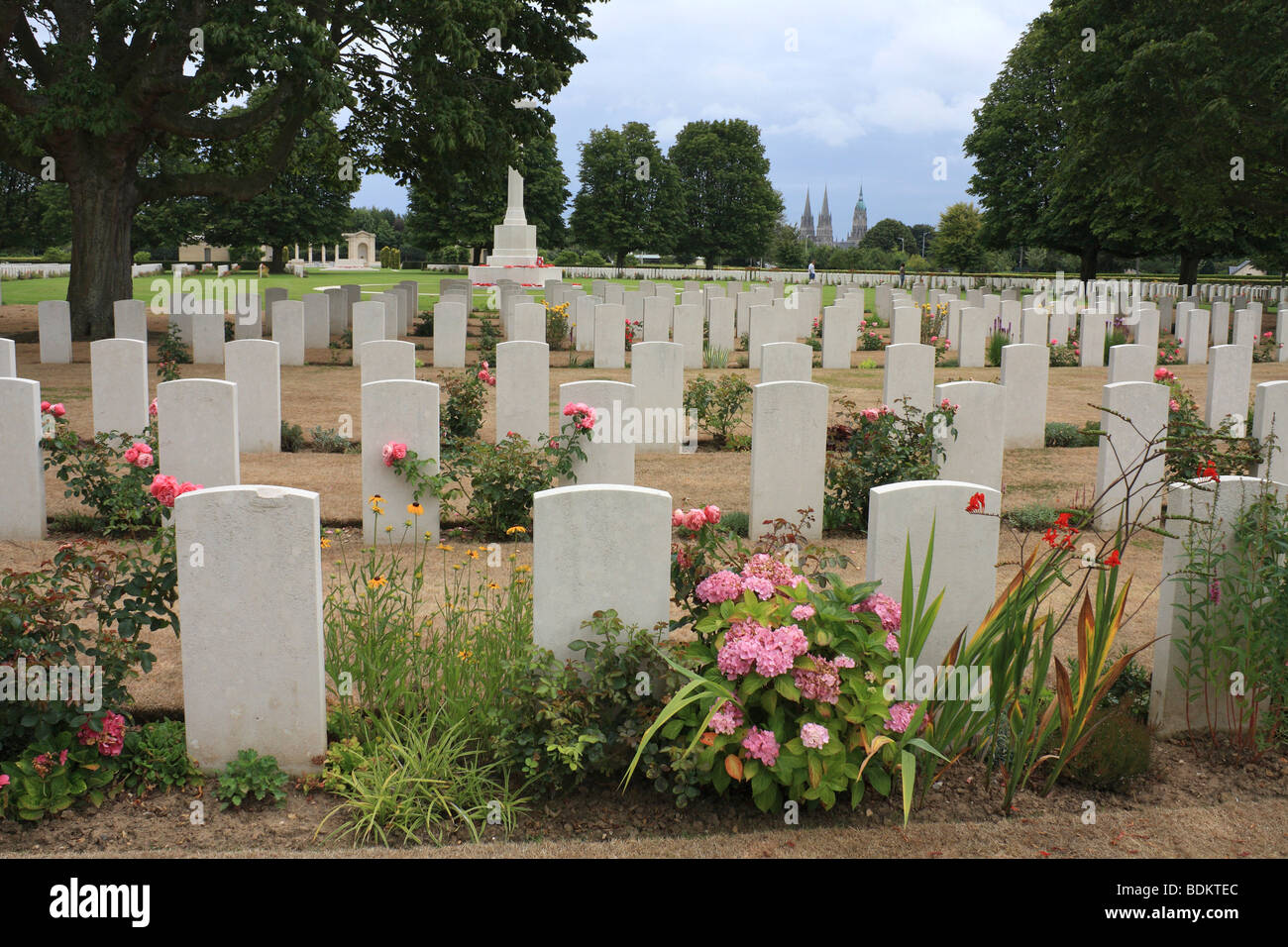 Gräber auf dem British War Cemetery, Bayeux Normandie Frankreich. Stockfoto
