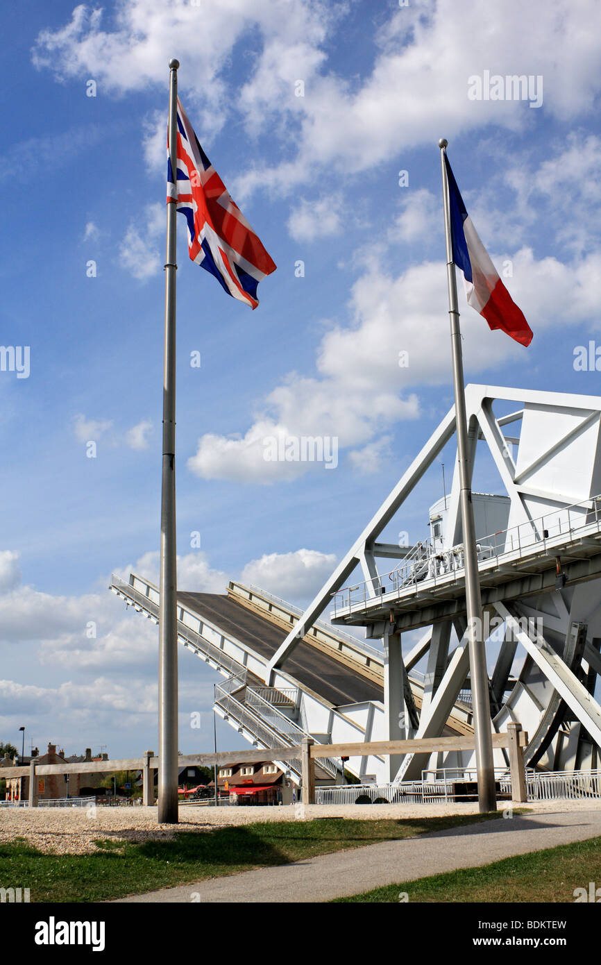 Die neue Pegasus-Brücke auf dem Caen-Kanal, in der Nähe von Ouistreham in Normandie, Frankreich. Auch bekannt als Bénouville Brücke. Stockfoto