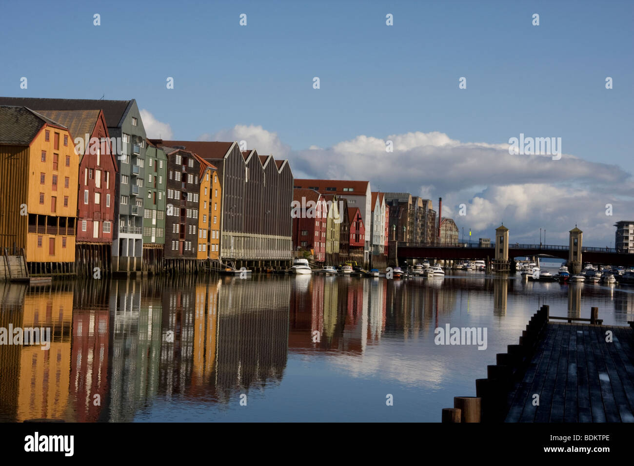 Hölzerner Wharf Gebäude Fluss Nidelva Trondheim Norwegen Stockfoto