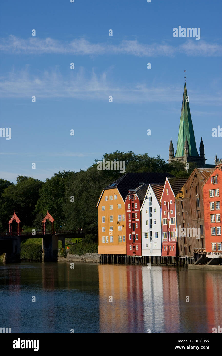 Wharf Gebäude Nidaros Kathedrale Altstadt Brücke über Fluss Nidelva Trondheim Norwegen Stockfoto