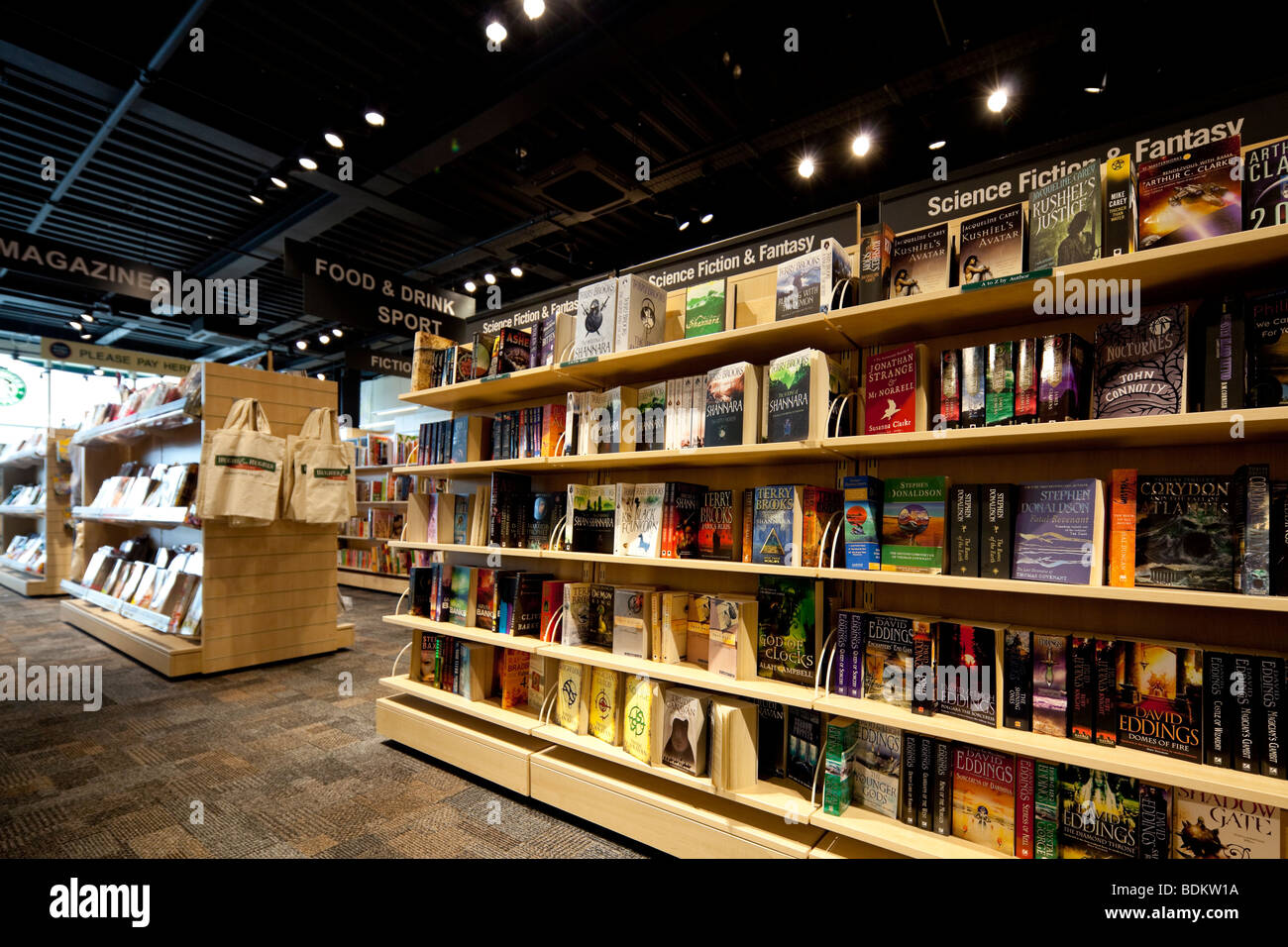 Fantasy-Bücher in Regalen, Hughes & Hughes Buchhandlung, Dundrum Shopping Centre in Dublin, Irland Stockfoto