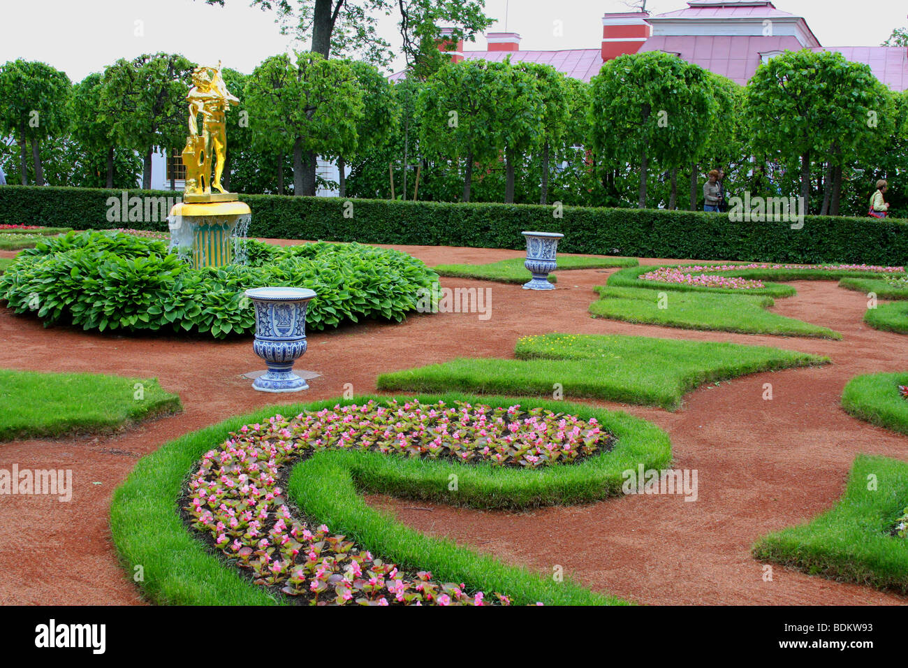 Gärten in Tzarskoye Selo, Puschkin, St. Peteresburg, Russland, Blumen Patch geometrisches Design rot grün Gold Stockfoto