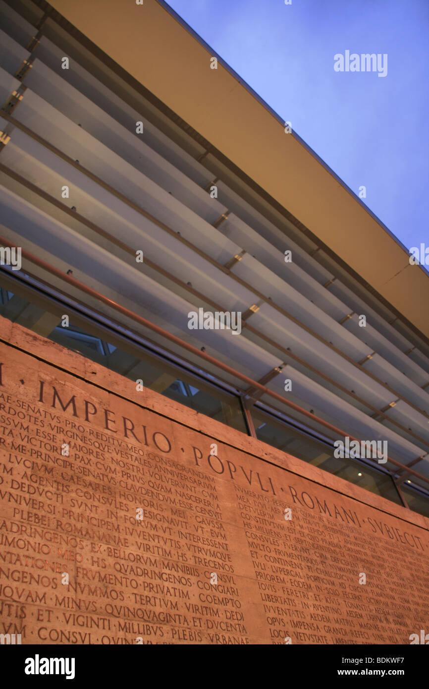 lateinische Inschrift auf der Ara Pacis Monument in Rom bei Nacht Stockfoto