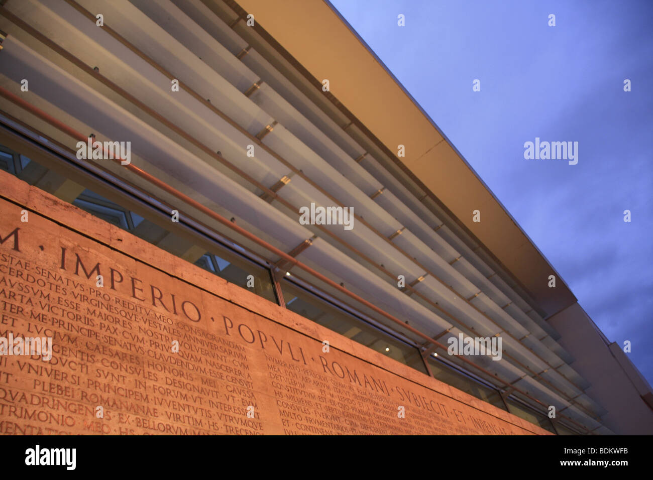 lateinische Inschrift auf der Ara Pacis Monument in Rom bei Nacht Stockfoto