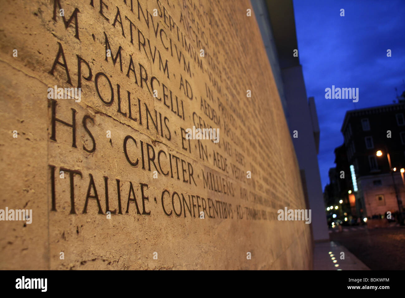 lateinische Inschrift auf der Ara Pacis Monument in Rom bei Nacht Stockfoto