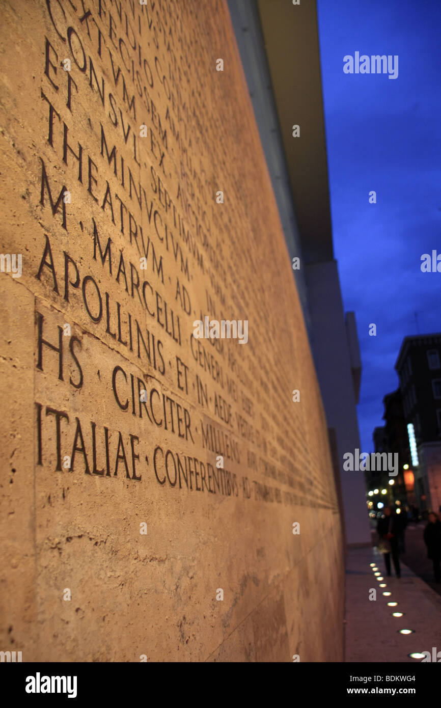 lateinische Inschrift auf der Ara Pacis Monument in Rom bei Nacht Stockfoto