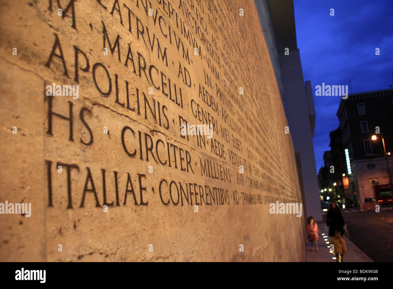 lateinische Inschrift auf der Ara Pacis Monument in Rom bei Nacht Stockfoto
