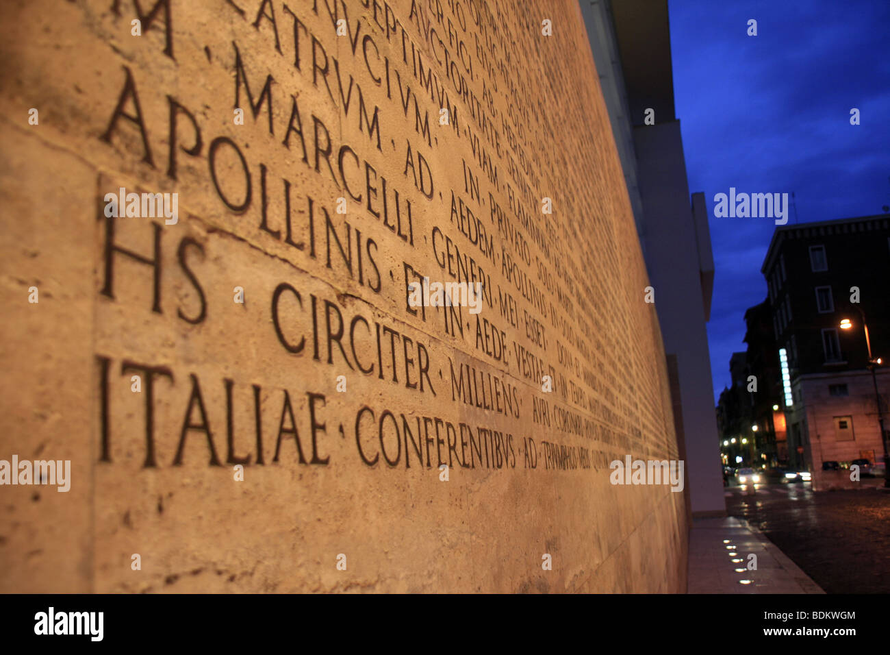 lateinische Inschrift auf der Ara Pacis Monument in Rom bei Nacht Stockfoto