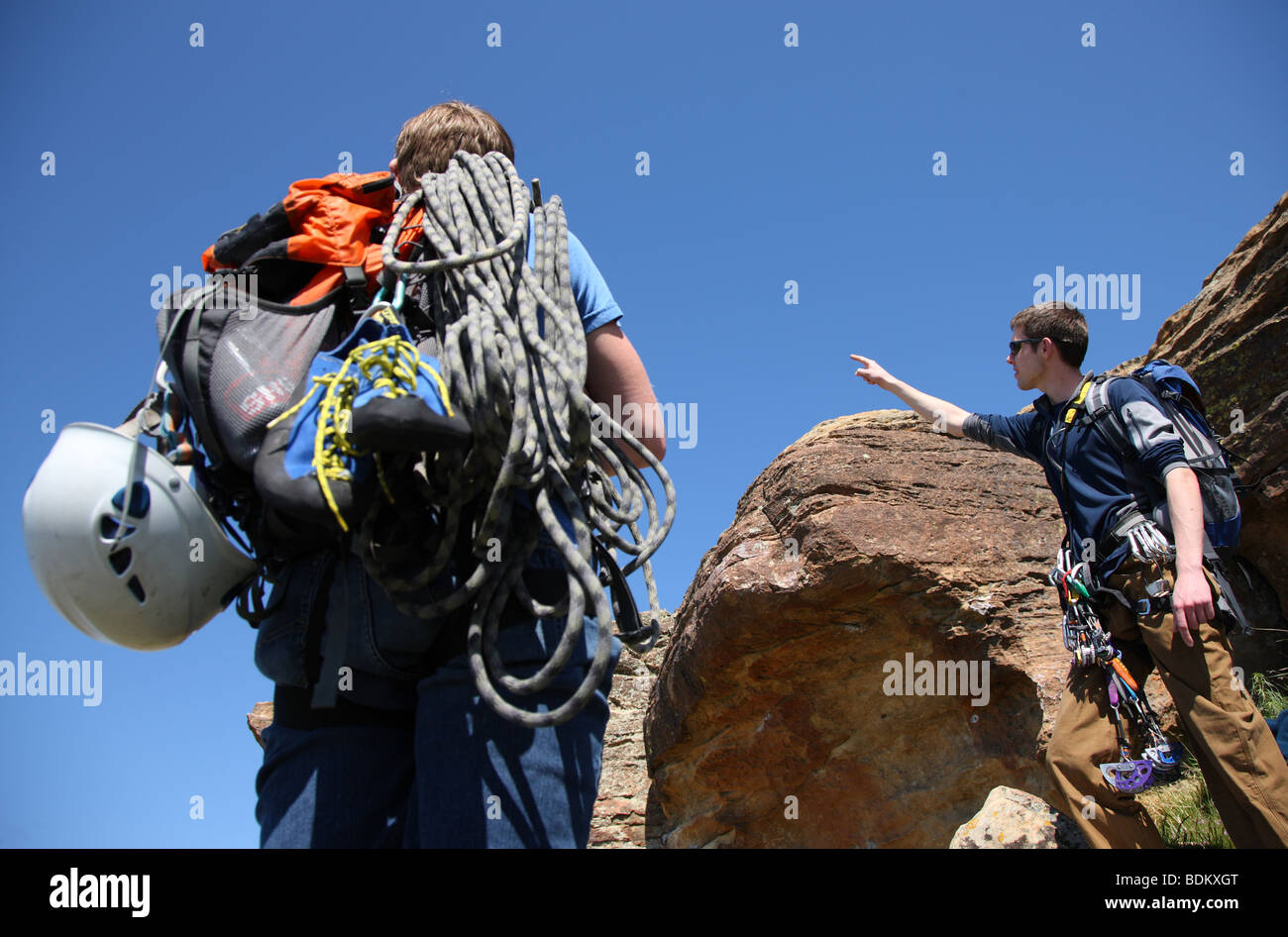 Zwei Kletterer gear up für Aufstieg Stockfoto
