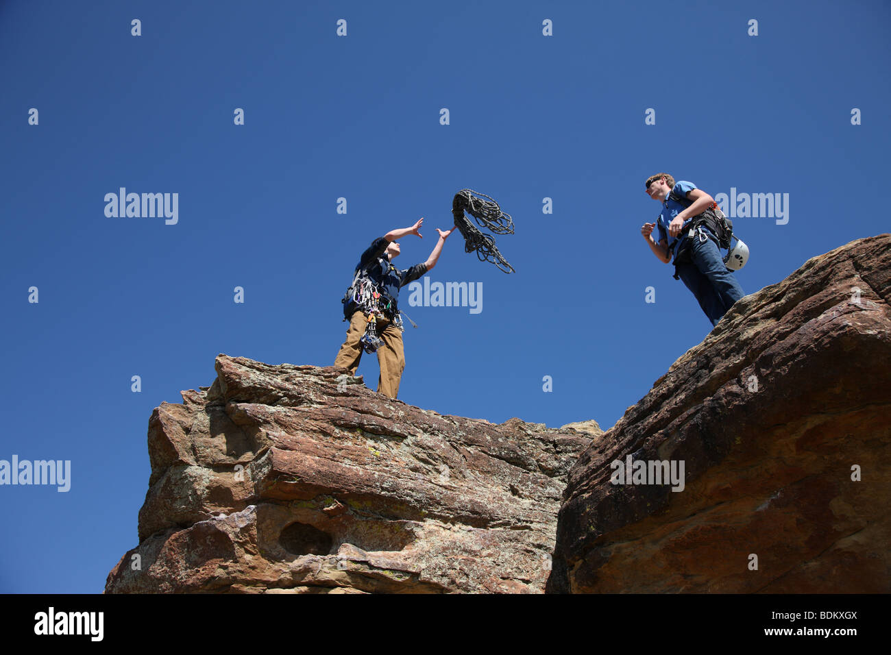Kletterer wirft Seil Stockfoto