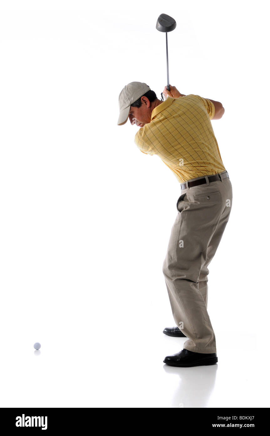 Studioaufnahme der Golfer den Ball vor einem weißen Hintergrund isoliert Stockfoto