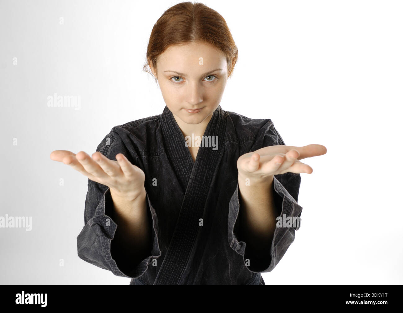 Mädchen in uniform mit einladenden schwarz aussehen, persönliche Perspektive Stockfoto