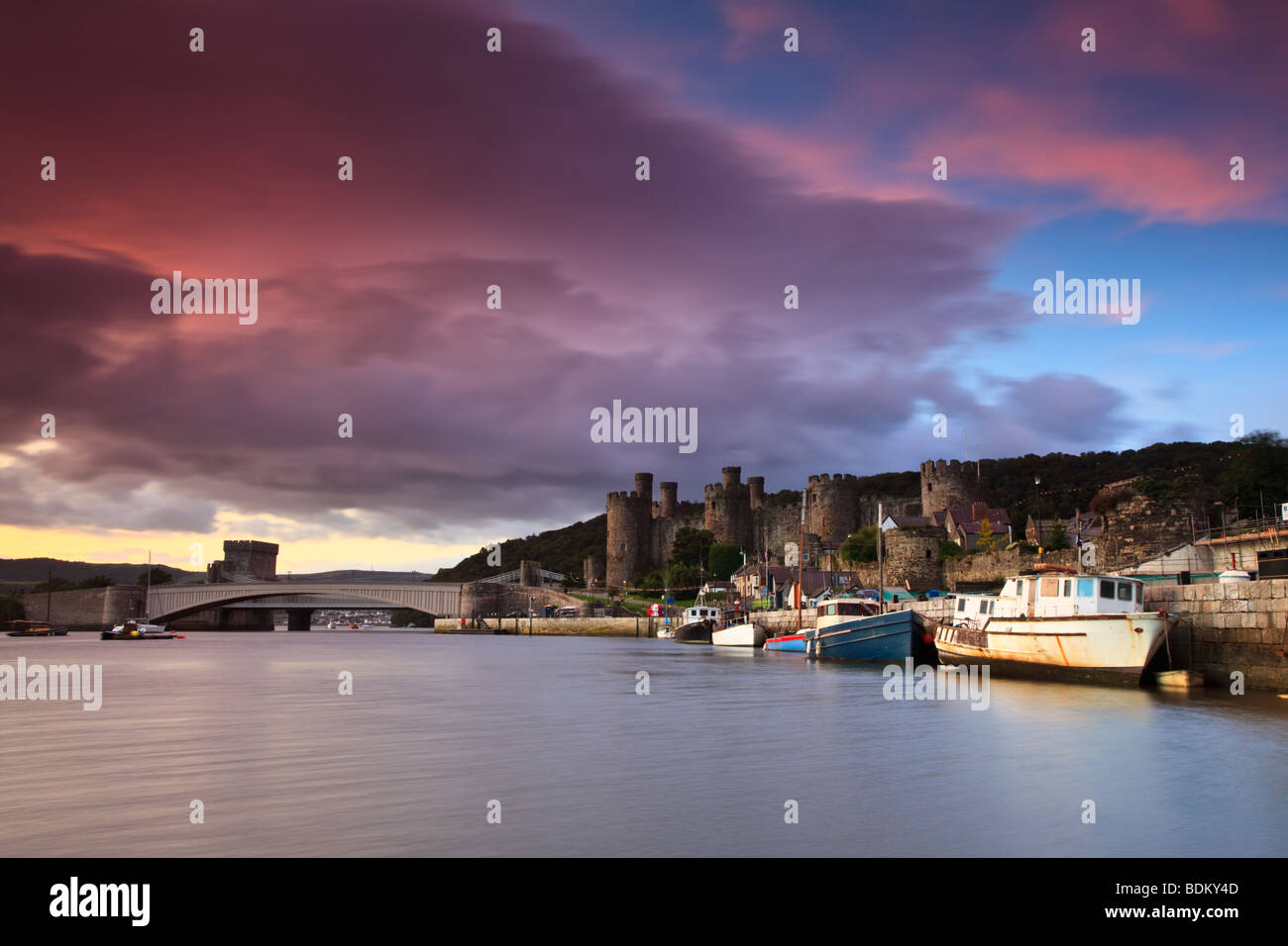 Sonnenaufgang über Conwy Castle in Nordwales. Stockfoto