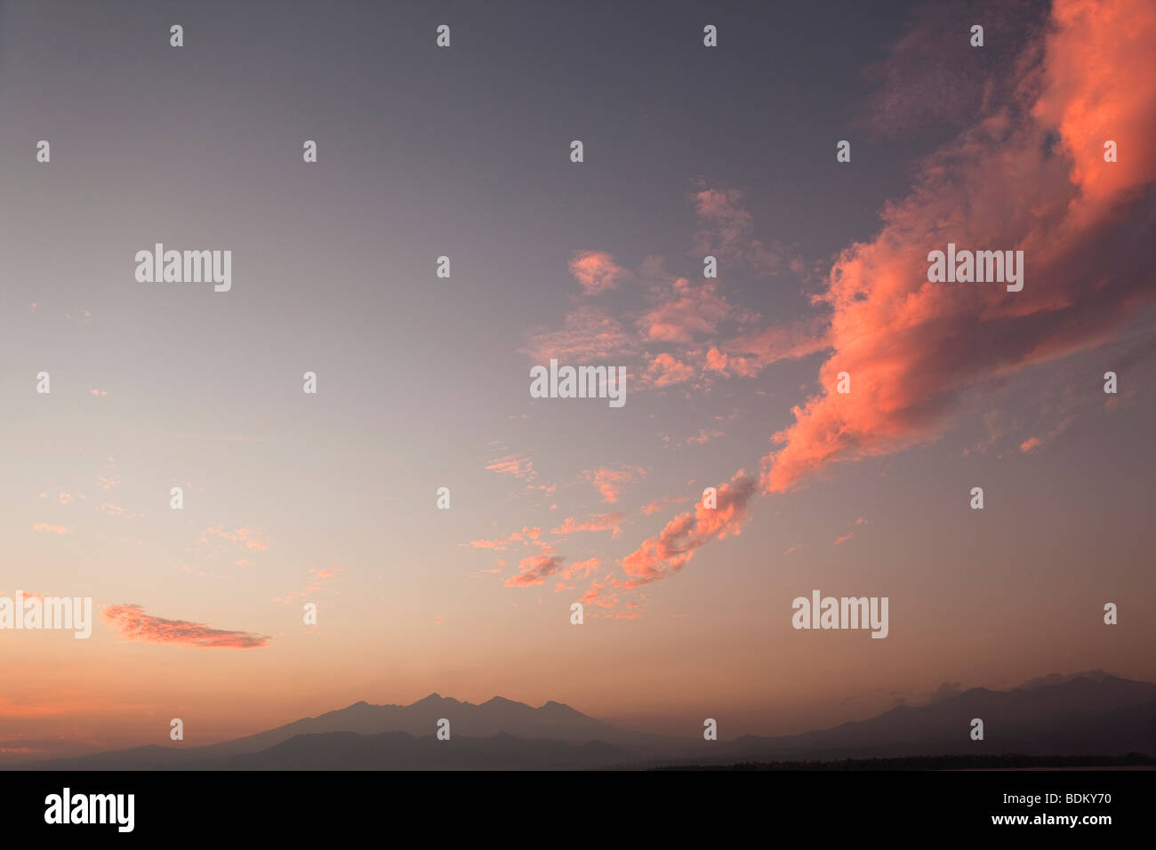 Indonesien, Lombok, Gili Air, Ostküste, Himmel über Gunung Rinjani bei Sonnenaufgang Stockfoto