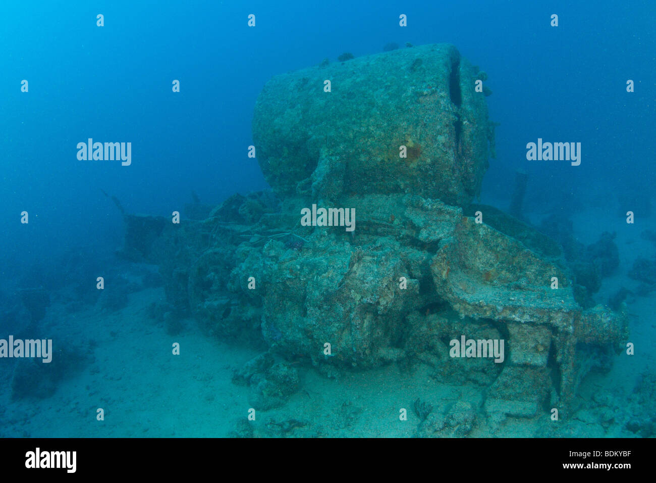 Die Lokomotive sitzt auf dem Meeresboden das Oberdeck der SS Thistlegorm durch eine Bombenexplosion abgeblasen. Stockfoto