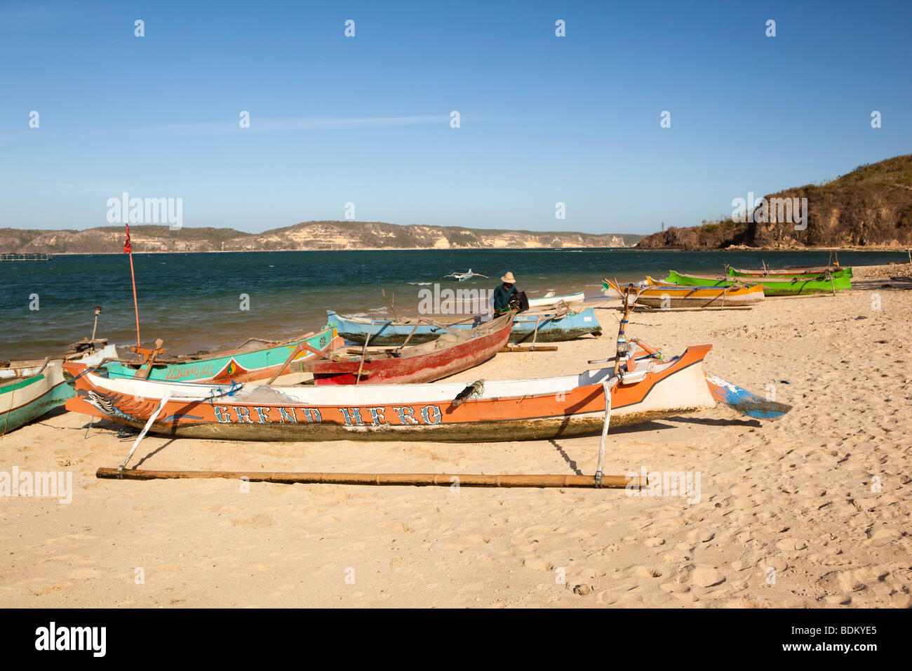 Indonesien, Lombok, Awang, traditionelle bemalte bunt Ausleger Angelboote/Fischerboote am Strand Stockfoto