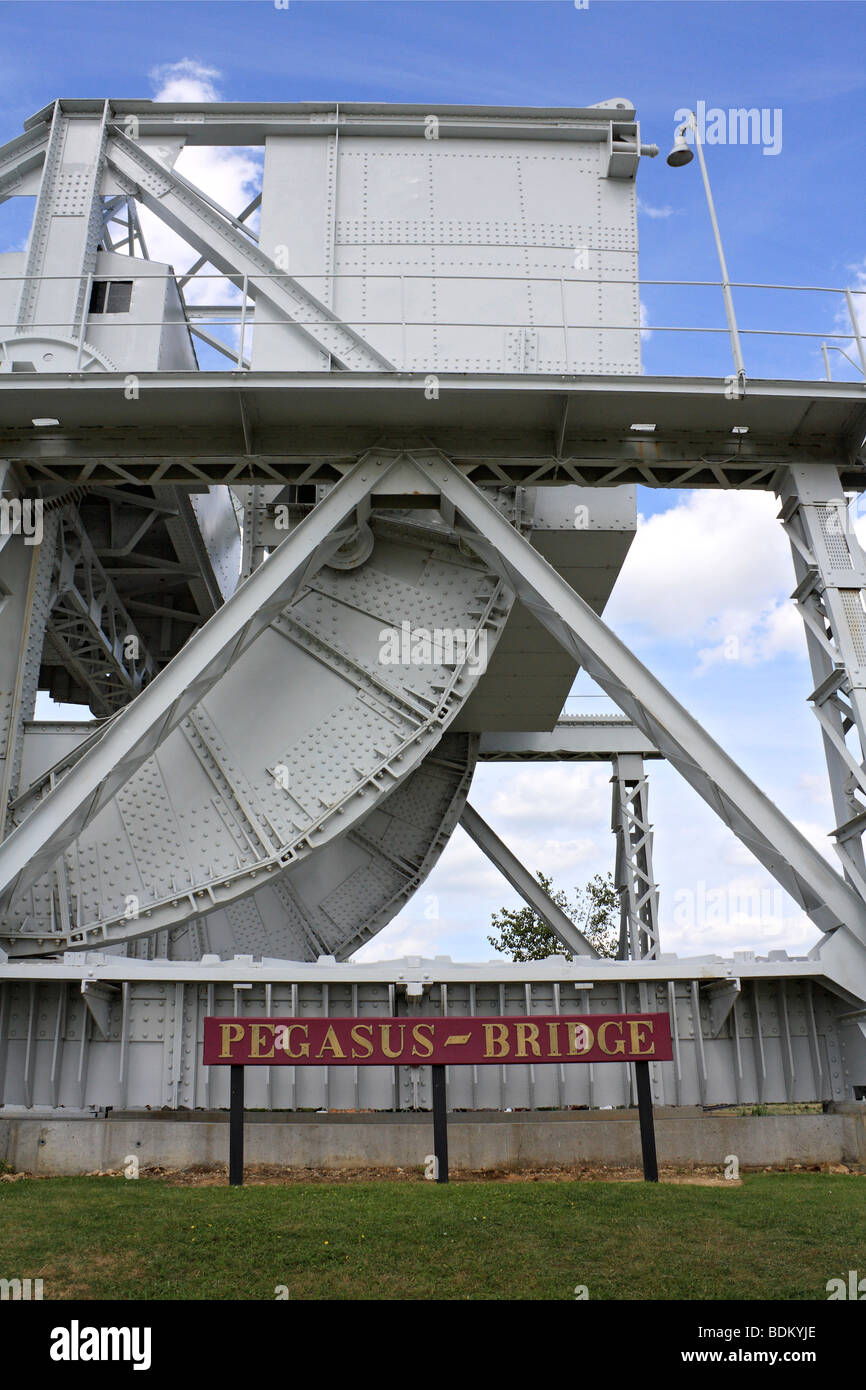 Die ursprüngliche Pegasus-Brücke in das Memorial Museum, in der Nähe von Ouistreham in Normandie, Frankreich. Auch bekannt als Bénouville Brücke. Stockfoto