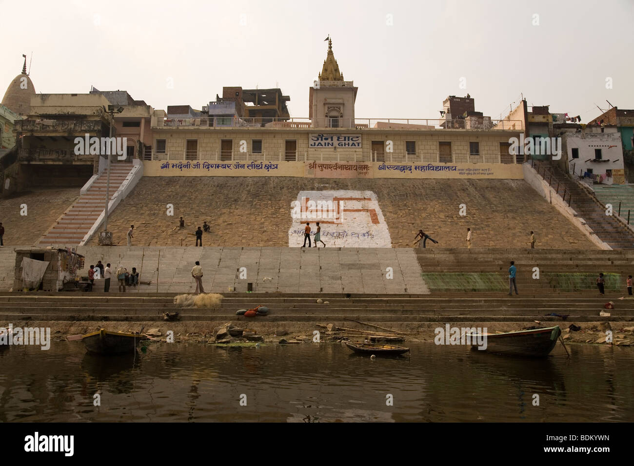 Flusses Ganga (Ganges) runden die Banken von der Jain-Ghat in Varanasi, Indien. Ein Hakenkreuz ziert den Ghats. Stockfoto
