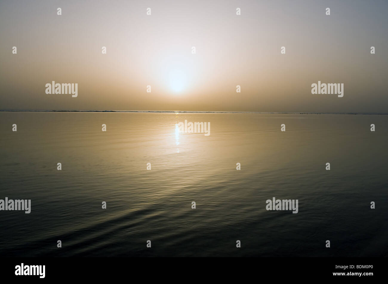 Tropischen Meer Sonnenaufgang Wasserlandschaft Reflexion Stockfoto