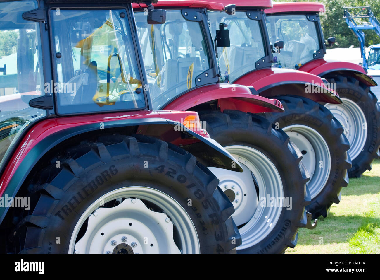 Traktoren zum Verkauf an einer Landwirtschaftsausstellung in Wales aufgereiht Stockfoto