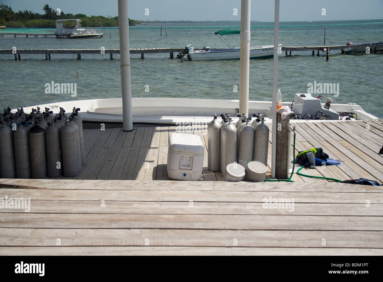 Tauchflaschen sitzen in der Nähe von Boot Stockfoto