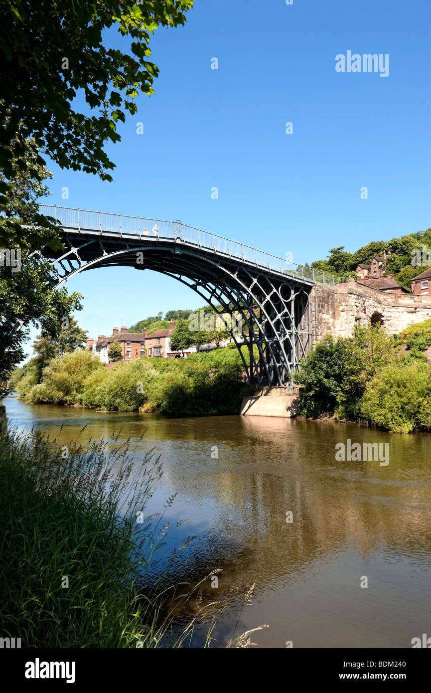 Die Eisenbrücke über den Fluss Severn, fließt es durch die Ironbridge Gorge in Ironbridge in Shropshire Stockfoto